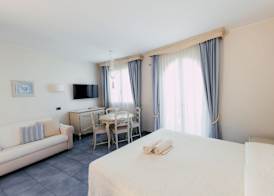 Baia Delphis Resort 5