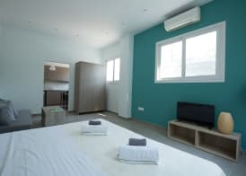 Local Hostel & Suites 5