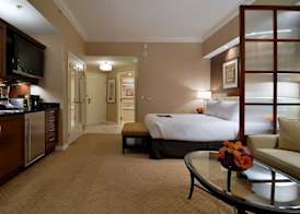 MGM Signature Deluxe Balcony Strip View Suite 5