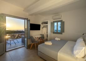 Nastram Suites Oia 5