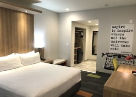 Rodeway Inn near Melrose Ave 4