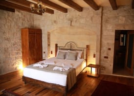 Sarnich Cave Suites 3
