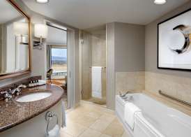 Fairmont Vancouver Airport In-Terminal Hotel 5
