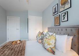 Elliot Oliver - Stylish 2 Bedroom Apartment With Parking In The Docks 5