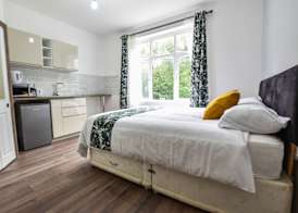 OYO Regency Guest House Manchester North 5