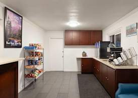 Travelodge by Wyndham Everett City Center 4