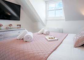 The Penthouse - Luxury 1 Bed - Panorama - Tenby 3