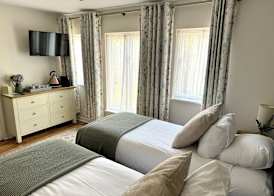 Thatched Cottage Hotel 3