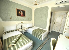 Queen's Astoria Design Hotel 4