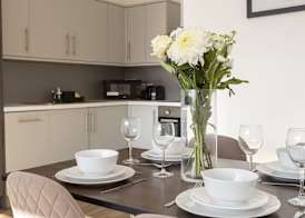 Modern, Stylish 1BR Apartment Nearby AO Arena 5