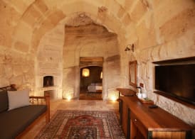 Sarnich Cave Suites 4