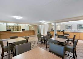 La Quinta Inn by Wyndham Phoenix Sky Harbor Airport 2