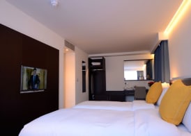 Pelican London Hotel and Residence 5