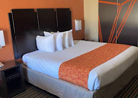 Howard Johnson by Wyndham Historic Lake Charles 4