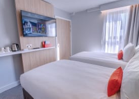 Holiday Inn Express FLEET by IHG 3