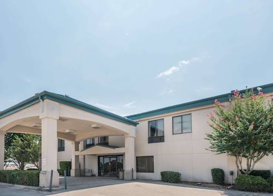 Super 8 by Wyndham Fort Worth Downtown South 1