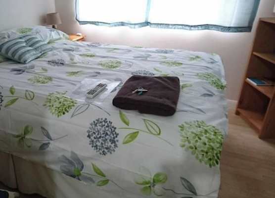 Double with shared bathroom sleeps 1-2 located 5 minutes from Heathrow dsbyr 1