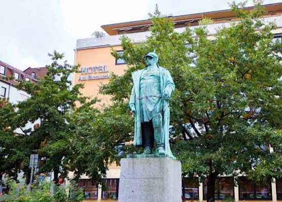 Am Bismarck 1