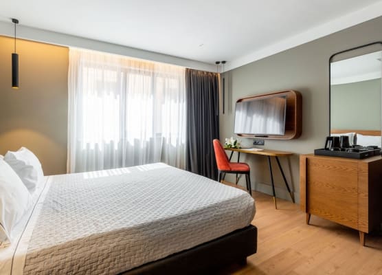 Bob W Athens Eolou 1
