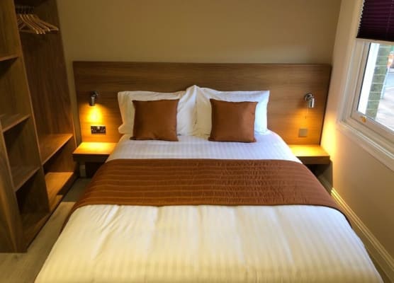 Eagle Hotel Luton Airport 1