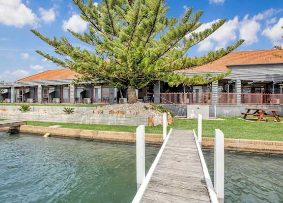 Mariners Cove Waterfront Motel and Apartments 1