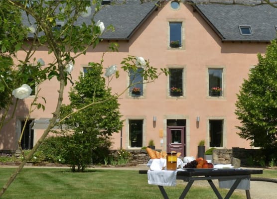 HÔTEL LA FERME DE BOURRAN - RODEZ - parking privé avec bornes pour voitures électriques 1
