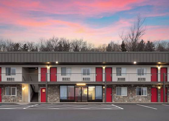 Super 8 by Wyndham Hazleton 1