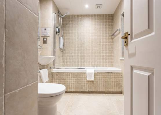 The Howbeck & The Retreat 5min to Lake, Restaurants & to the free Hydro Wellness Club 1