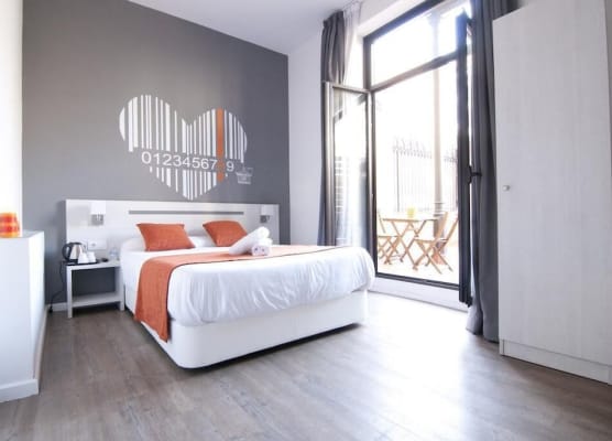 Hostal Live Barcelona 1