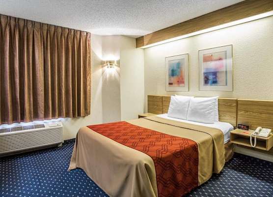 Econo Lodge Denver International Airport 1