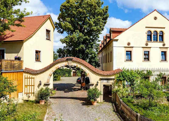 Landhotel Gut Wildberg mit Badeteich und großem Garten 1
