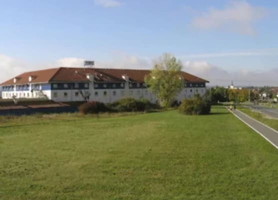 Center Hotel Drive Inn 1