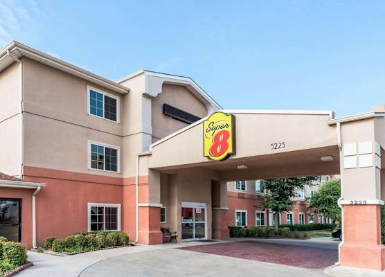 Super 8 by Wyndham Fort Worth North 1