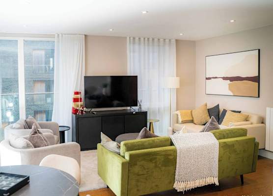 Luxurious 3-bedroom Apartment With Private Indoor Pool in London 1