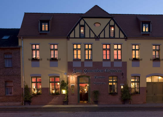 Gasthaus und Pension "Zum Hauenden Schwein" 1