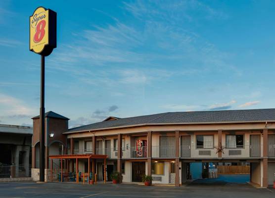 Super 8 by Wyndham Downtown / Alamo 1