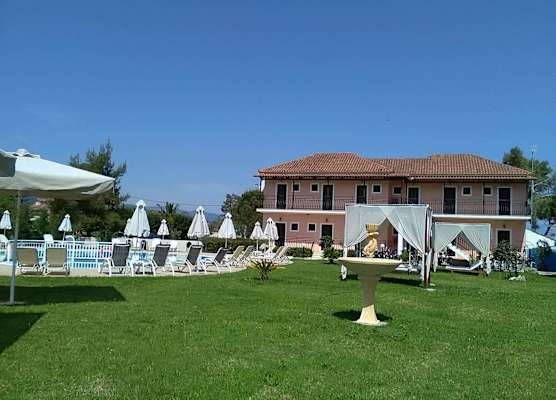 Eleni's Garden & Castello Suites 1
