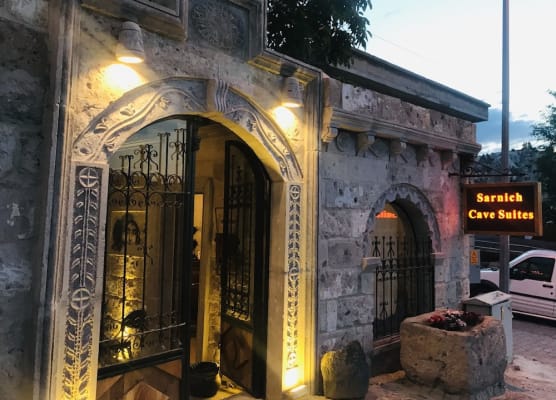 Sarnich Cave Suites 1