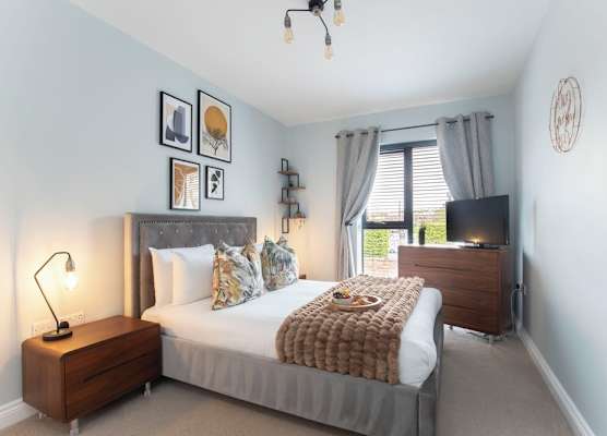 Elliot Oliver - Stylish 2 Bedroom Apartment With Parking In The Docks 1