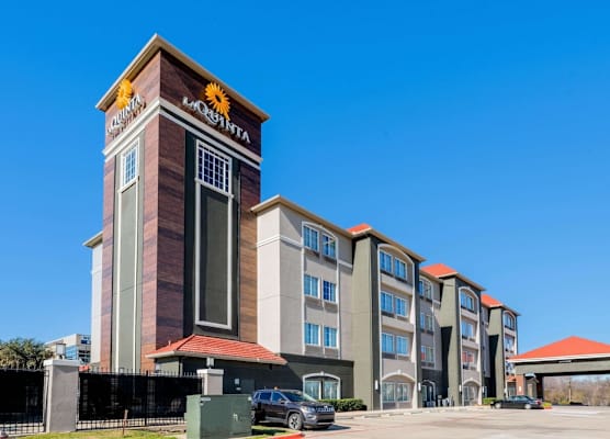 La Quinta Inn & Suites by Wyndham Fort Worth Arlington West 1