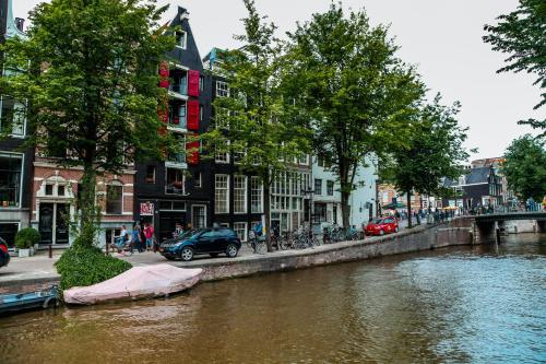 Amsterdam Downtown Hotel Canal View 1