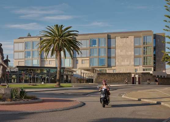 Garde and Warders Hotel 1