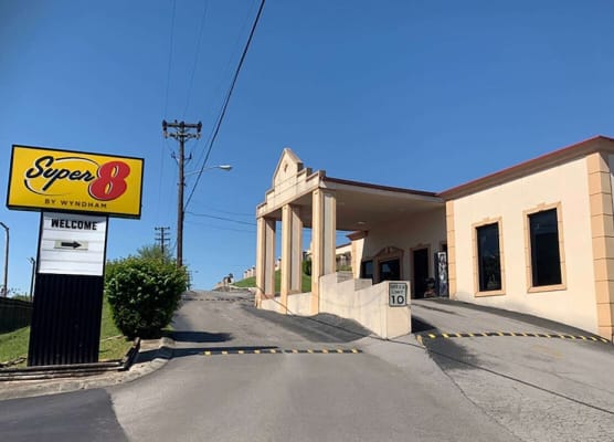 Super 8 by Wyndham Nashville Near Downtown / I-40 1