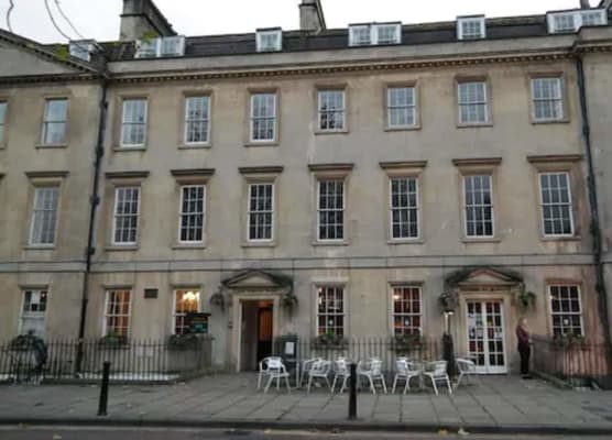 Parade Hotel Bath 1