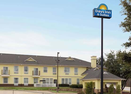 Days Inn & Suites by Wyndham DFW Airport South-Euless 1