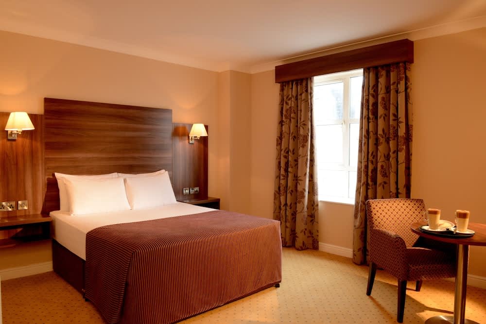 Dillon’s Hotel 3