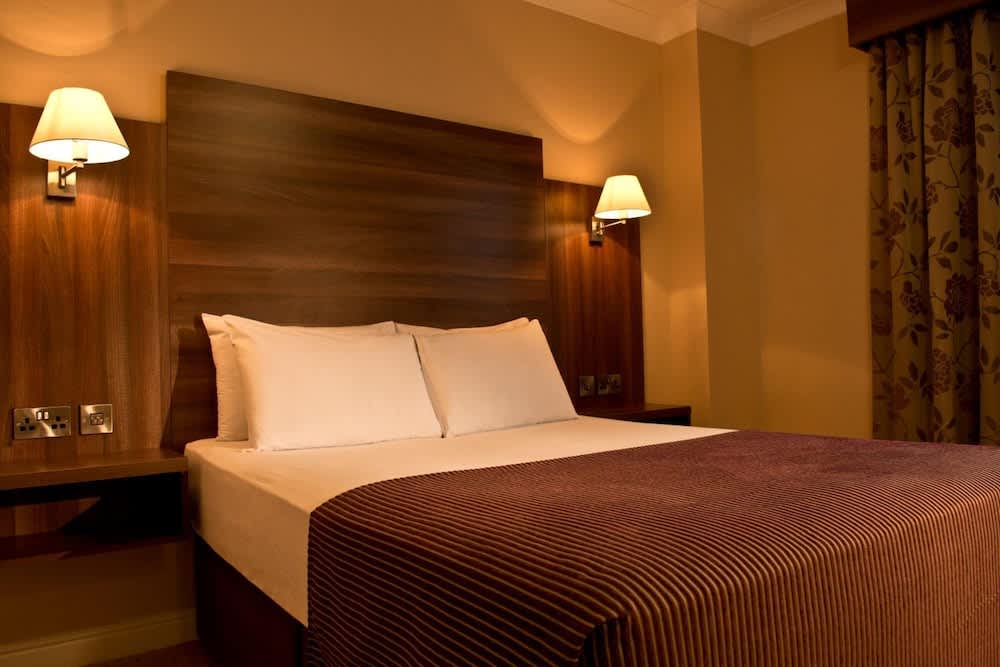 Dillon’s Hotel 5