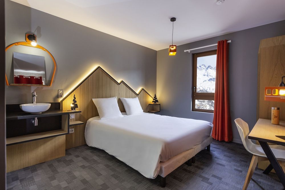 Paris - Tignes–Val-d’Isère Ski Areaa - Hotel Base Camp Lodge - Bourg Saint Maurice - Tignes–Val-d’Isère Ski Areaa