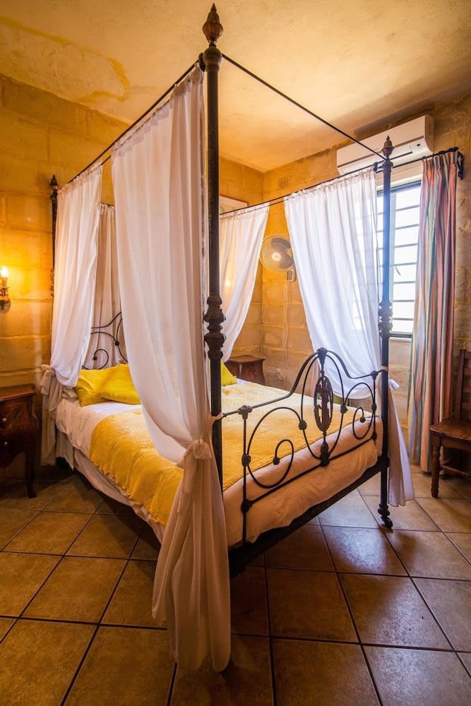 Ta' Bertu Host Family Bed & Breakfast 5