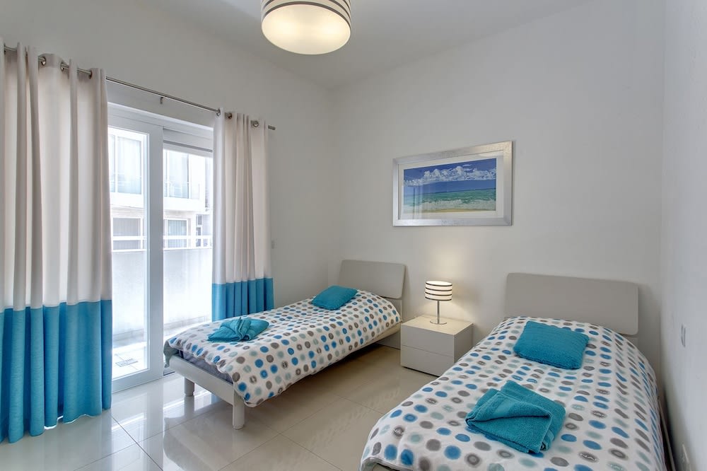 Seaview Apartment In Fort Cambridge, Sliema by Buena Vista 4